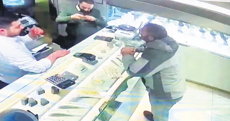 Sahte altınla kuyumcuyu dolandırdı