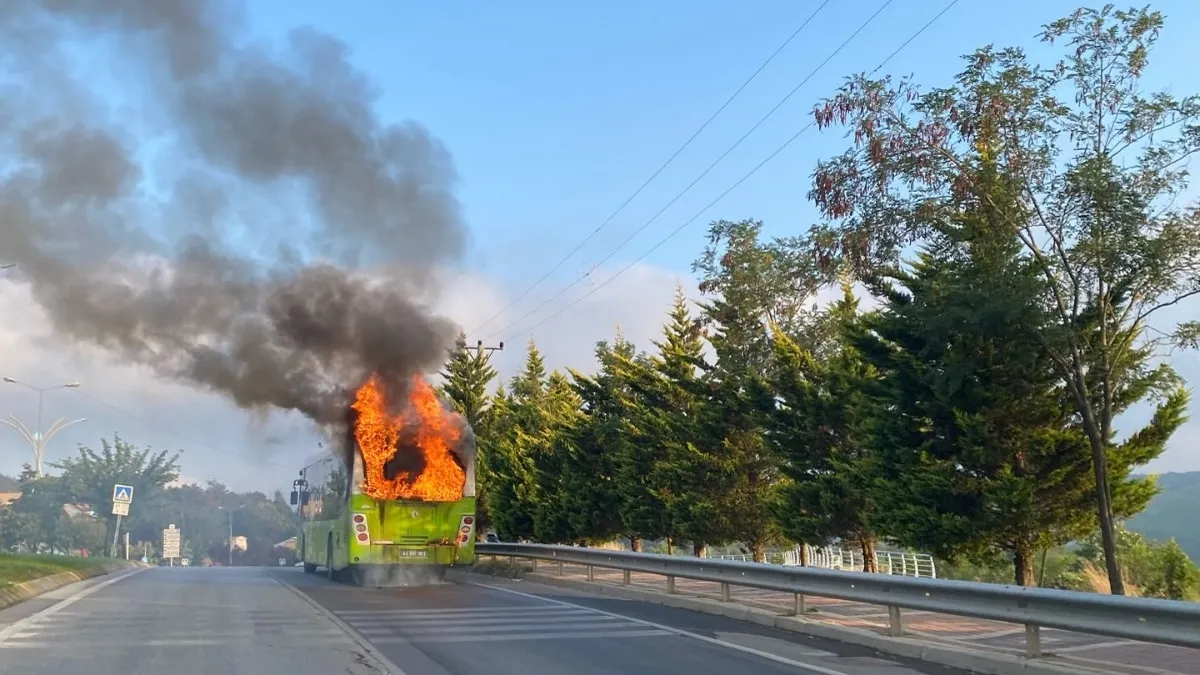 Halk otobüsü alev alev yandı!