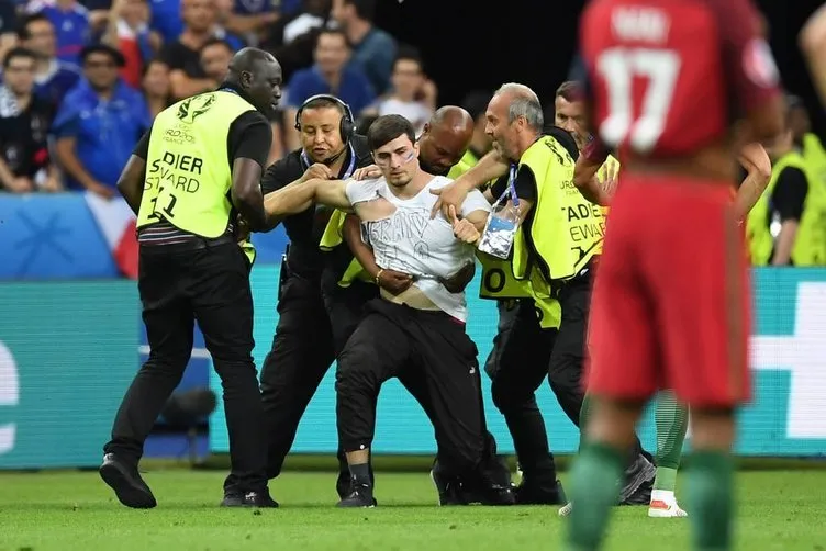 EURO 2016 finalinde sahaya seyirci girdi