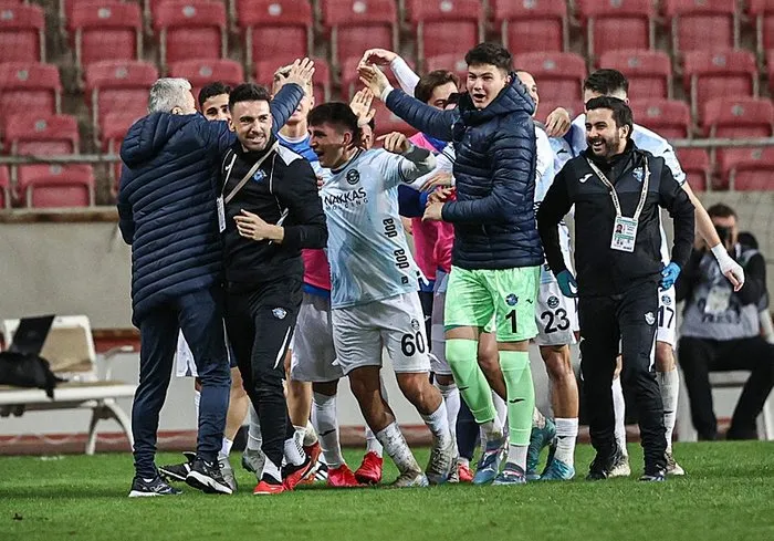 lig-sonuncusu-adana-demirspor-hataysporu-3-golle-gecti-ozan-demirbag-llig-tarihine-gecti-1734981309808.jpeg
