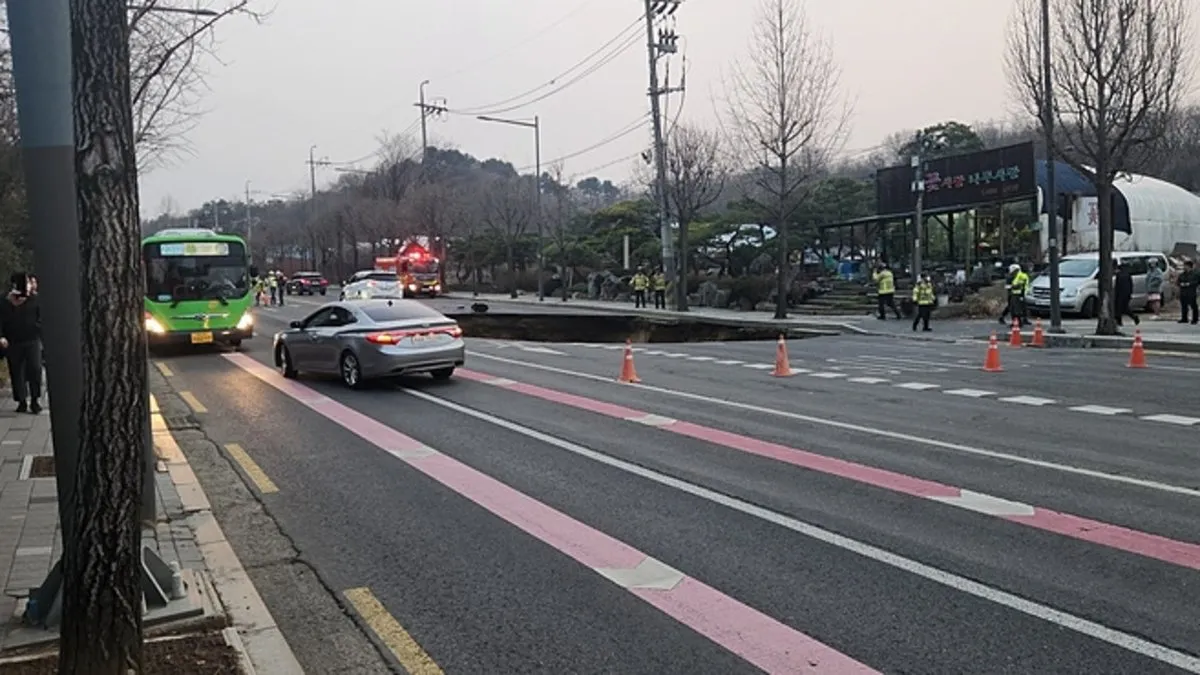 Güney Kore’de otoyol çöktü: Dev çukurun içinde kayboldu