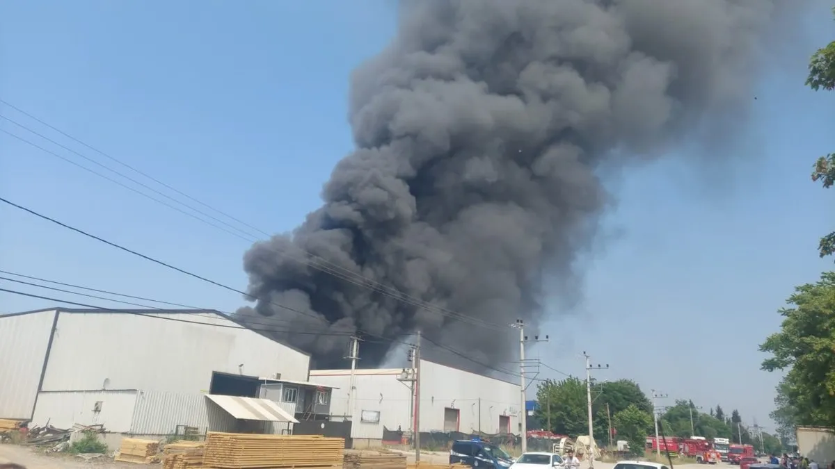 Kocaeli’de boya fabrikasında yangın: Bölgeye çok sayıda ekip sevk edildi! Kocaeli’de boya fabrikasında yangın: Bölgeye çok sayıda ekip sevk edildi!