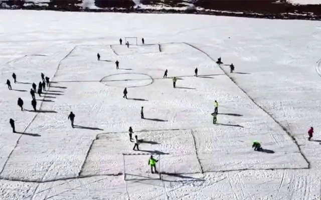 Yüzeyi buzla kaplı Çıldır Gölü’nde futbol keyfi