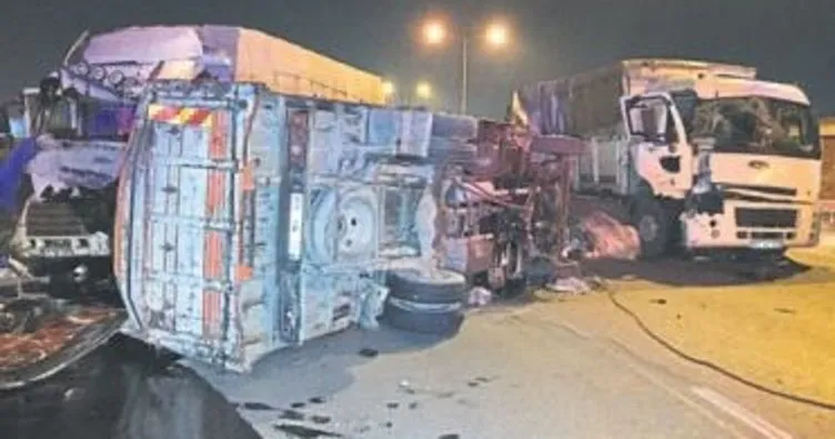 İzmir’de 3 kamyon birbirine girdi