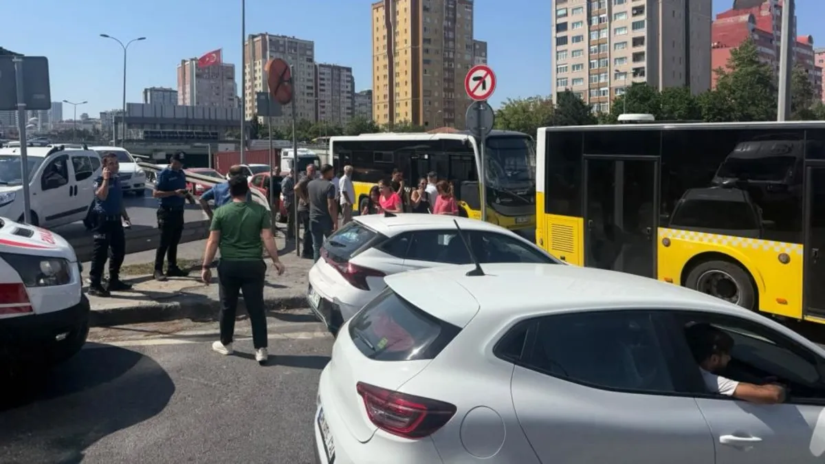 Beylikdüzü'nde çarpışan iki İETT özel halk otobüsü.