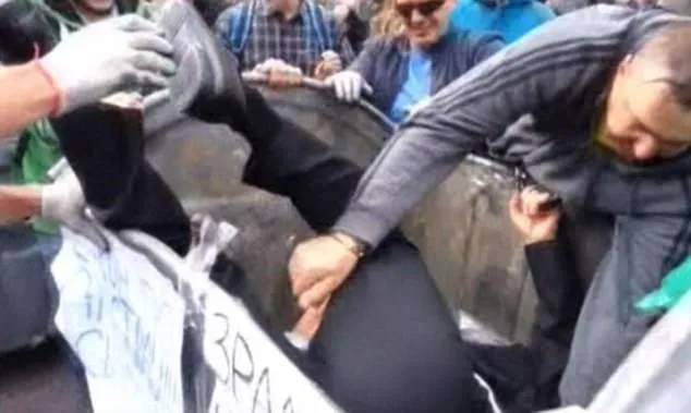 Ukrayna’da milletvekilini çöpe attılar