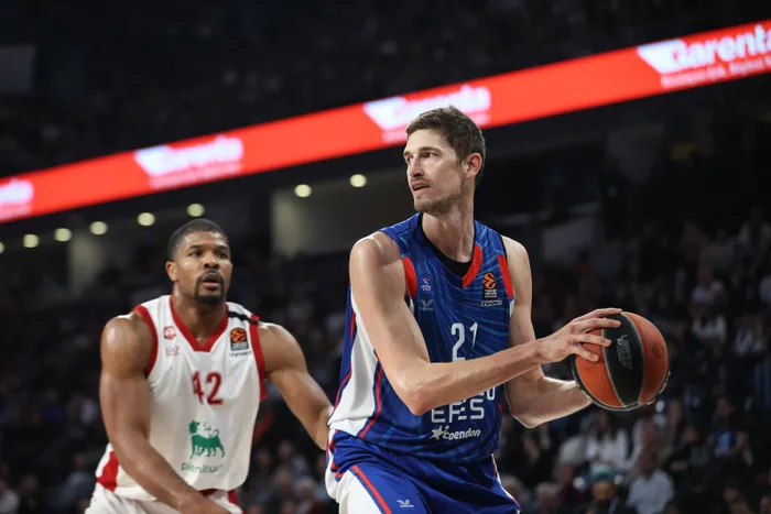 anadolu-efes-emporio-armani-milani-maglup-etti-1706907211527.jpg