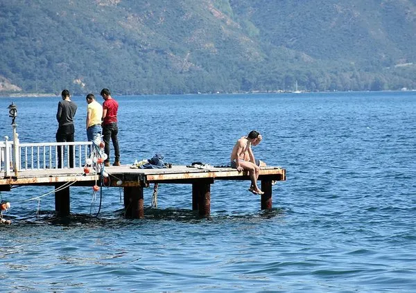 Marmarisliler sıcak havanın keyfini sahilde çıkardı
