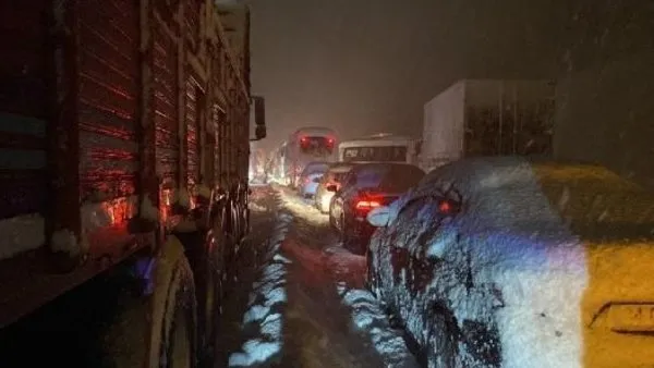 Arnavutköy Boğazköy mevkiinde yüzlerce araç yoğun kar yağışı altında mahsur kaldı | Video