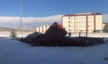 Kars’ta şiddetli rüzgar çatıları uçurdu