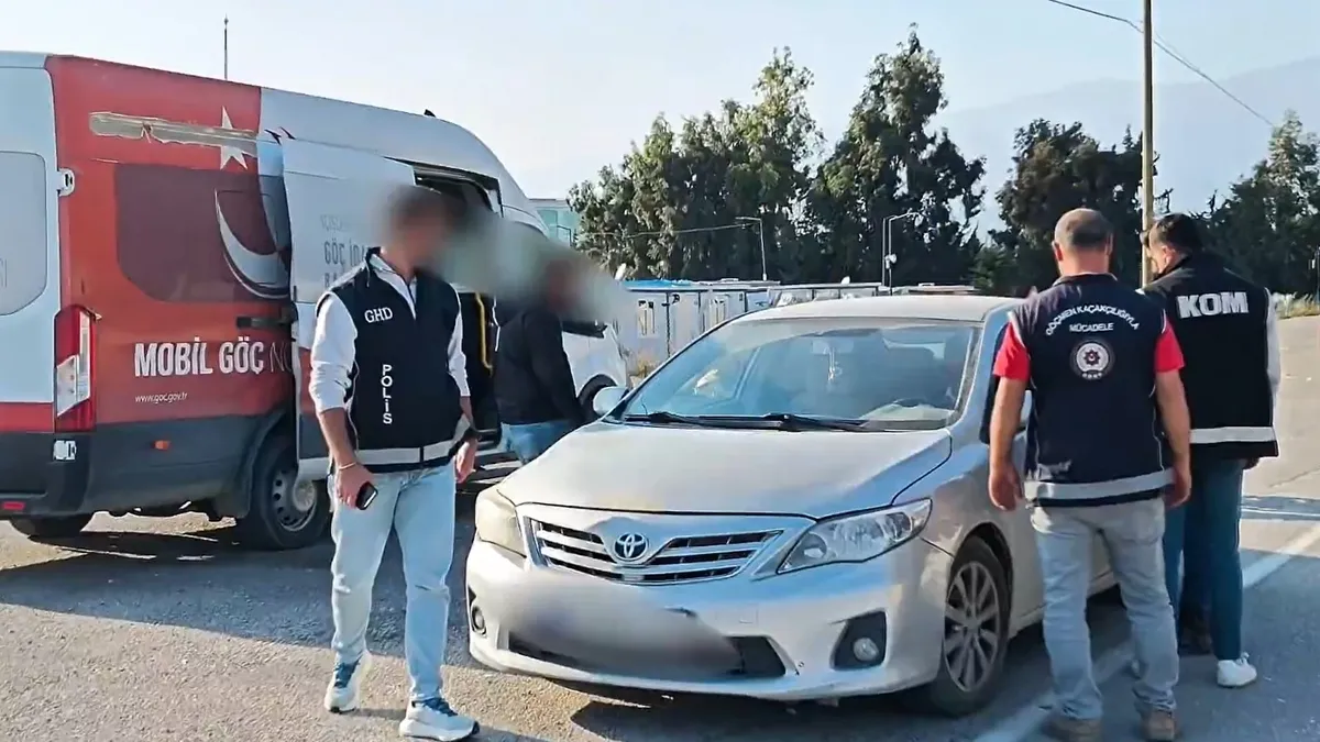 29 göçmen kaçakçılığı organizatörü, 687 düzensiz göçmen yakalandı 29 göçmen kaçakçılığı organizatörü, 687 düzensiz göçmen yakalandı