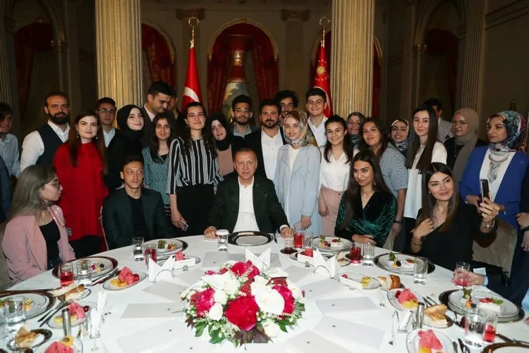 Başkan Erdoğan Dolmabahçe Ofisi’nde gençlerle iftarda bir araya geldi