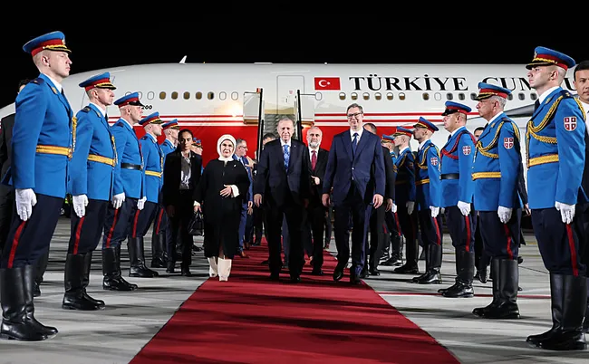 baskan-erdogan-belgradda-sirbistan-cumhurbaskani-vucic-resmi-torenle-karsiladi-1728638346733.jpeg