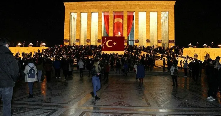 Anıtkabir’de gece ziyaretçi yoğunluğu