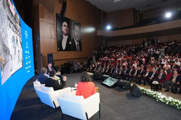 bakan-kurum-acikladi-dunyada-esi-benzeri-yok-deprem-bolgesinde-gunde-550-konut-urettik-1785588926458.jpeg