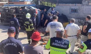 Kamyonet 2 evin arasındaki depoya girdi, yaralılar ekiplerin çalışmasıyla kurtarıldı #mersin