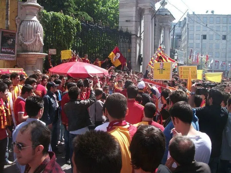 Galatasaray taraftarından yürüyüş