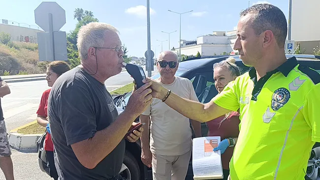 son-dakikabelcikali-turist-ortaligi-birbirine-katti-ne-polis-ne-vatandas-ne-de-tercuman-ikna-edebildi-1756800934017.jpeg SON DAKİKA...Belçikalı turist ortalığı birbirine kattı: Ne polis ne vatandaş ne de tercüman ikna edebildi!