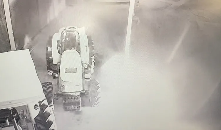 Antalya’da akılalmaz görüntü: Traktörü yakarken kendini yaktı!