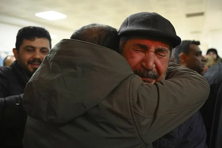Bakan Koca paylaştı! Enkaz altından kurtarılan Mustafa telefonda ailesiyle görüştü: Birazcık da olsa seslerini duyayım