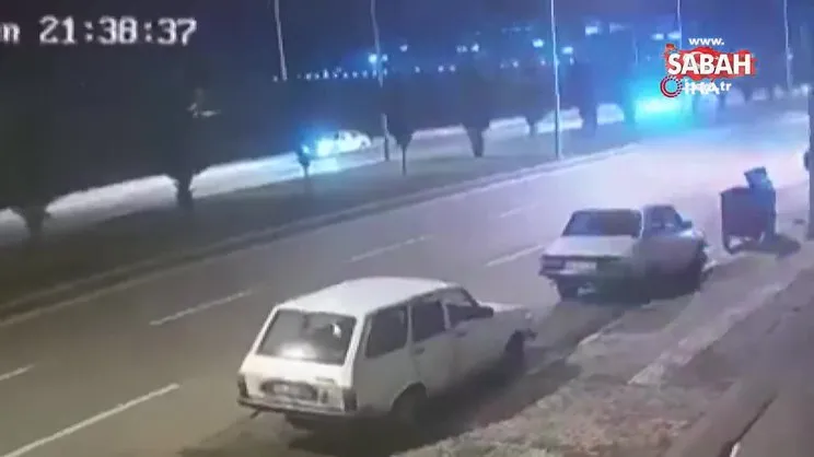 Feci kaza kamerada...Yolun karşısına geçmeye çalışan gence otomobil çarptı, metrelerce yükseğe böyle uçtu | Video