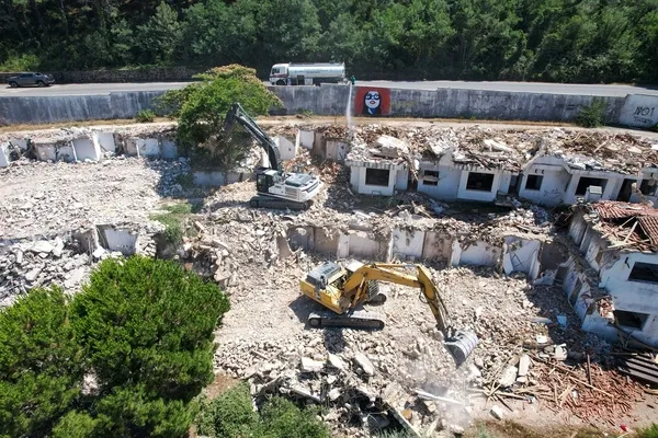 beykoz-rivada-yillardir-suren-cile-bitiyor-metruk-otel-yikiliyor-yerine-dev-genclik-kampi-geliyor-1784993198085.jpg