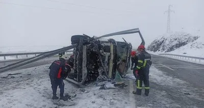 Kayganlaşan yolda saman yüklü kamyon devrildi: 1 yaralı #diyarbakir