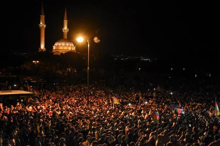 Azerbaycan’da halk, askere destek için sokağa çıktı