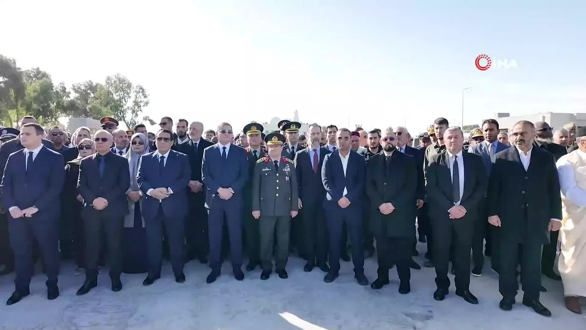 Genelkurmay Başkanı Bayraktaroğlu, uçak kazasında hayatını kaybeden Libyalı yetkililerin cenaze törenine katıldı videosunu izle Genelkurmay Başkanı Bayraktaroğlu, uçak kazasında hayatını kaybeden Libyalı yetkililerin cenaze törenine katıldı videosunu izle