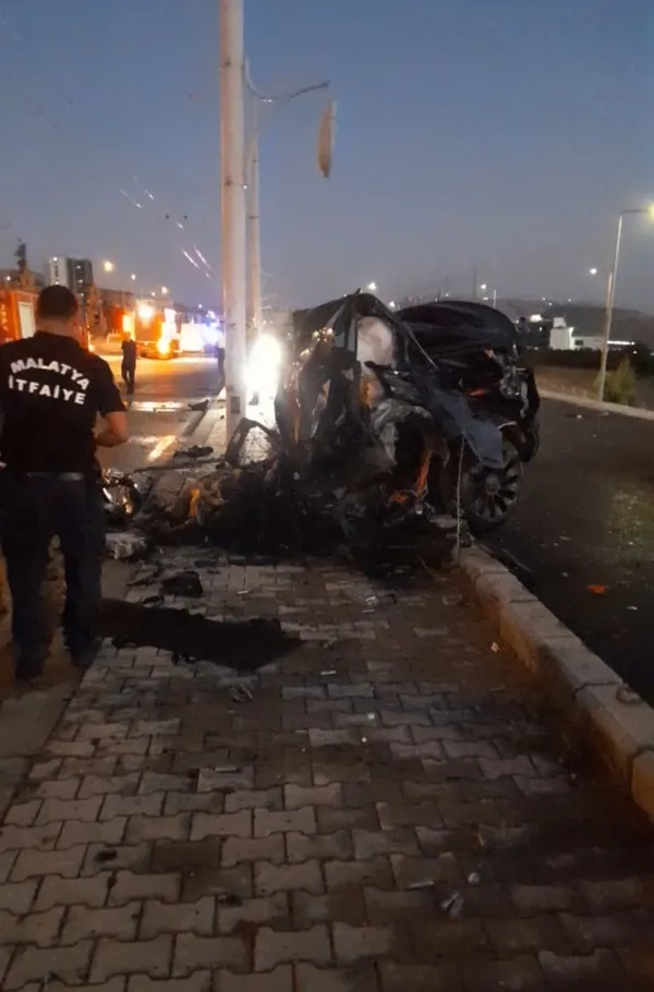 feci-kazada-otomobil-alev-aldi-2-saglik-calisani-hayatini-kaybetti-1752225945609.jpg