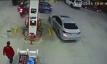 Balıkesir'de akaryakıt istasyonundaki kaza kamerada: Motosiklet ile otomobil çarpıştı! #balikesir