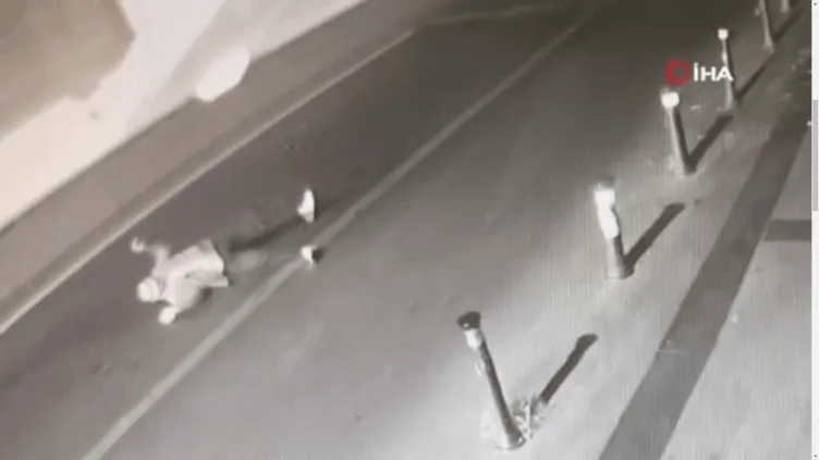 Alkol alan şahıs kendinden geçerek yola uzandı: Kendisini fark edemeyen sürücü üzerinden geçti!