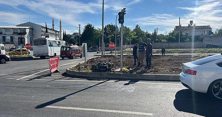 Kilis’te kamyonet ile motosiklet çarpıştı: 3 yaralı