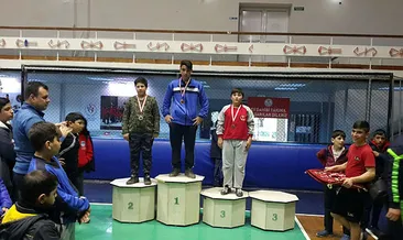 Güreşte Selendi rüzgarı