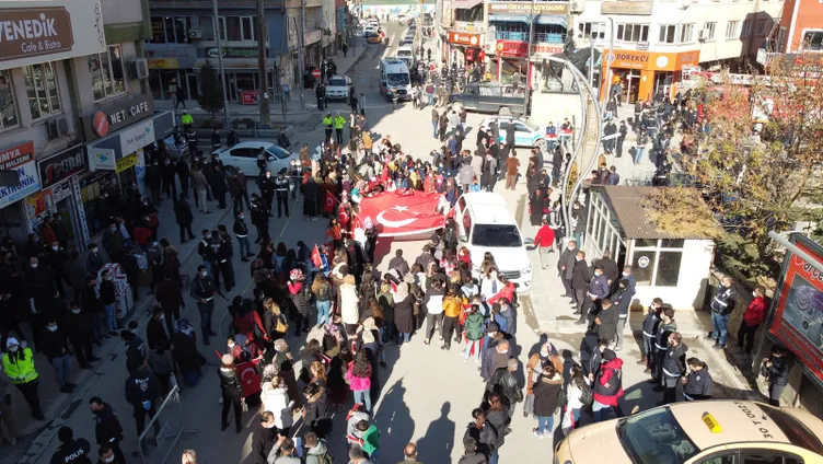 SON DAKİKA HABERİ: Hakkari'de bayraklı protesto! Kadınlardan Diyarbakır annelerine destek...