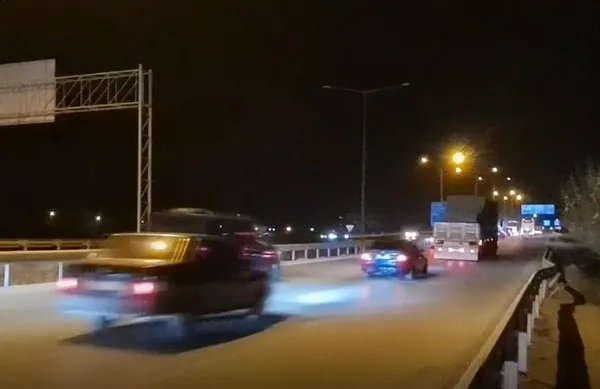 gece-saatlerindeki-kara-yollarinda-trafik-yogunlugu-yasandi-1743188809990.jpg