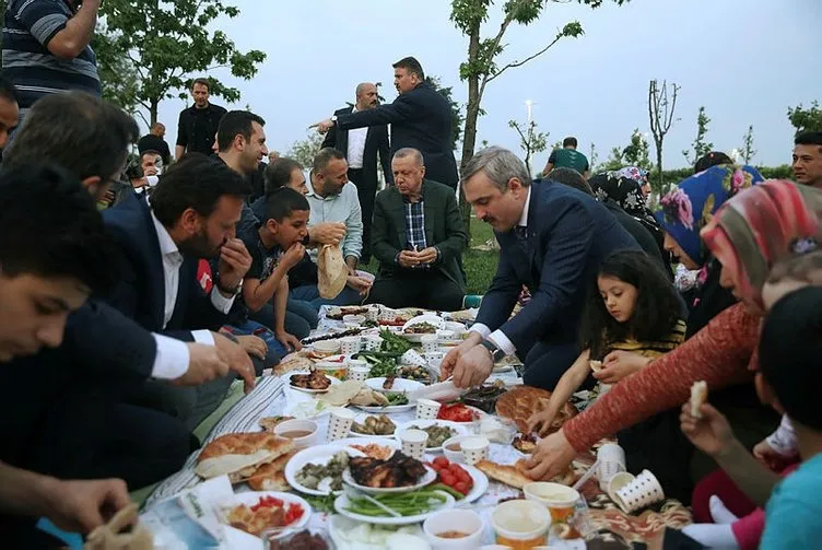 Başkan Erdoğan vatandaşlarla Zeytinburnu sahilde iftar yaptı