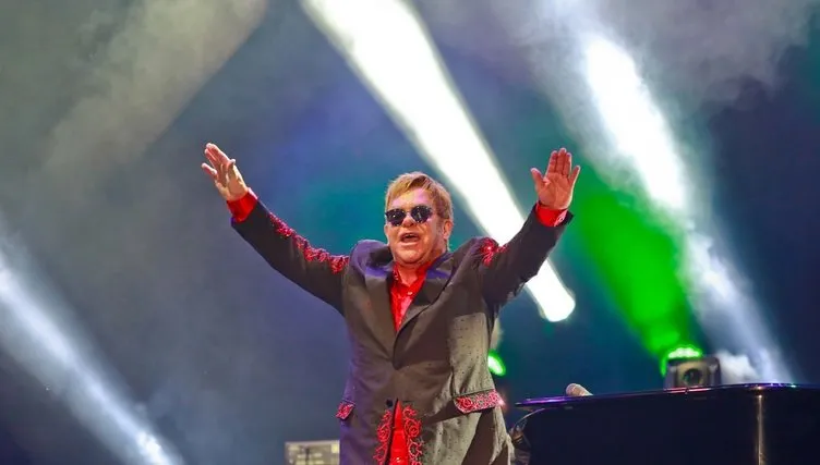 Dünyaca ünlü şarkıcı Elton John Antalya’da sahne aldı