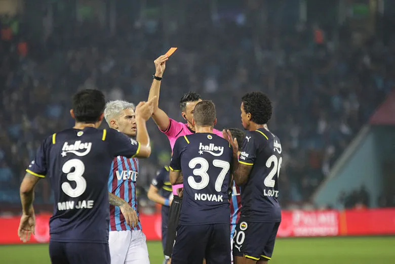 son-dakika-derbide-fenerbahce-10-kisi-kaldi-trabzonspordan-beraberlik-golu-1634492343628.jpg