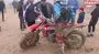 Çamura saplanan motosikletler kepçeyle pistten çıkarıldı | Video