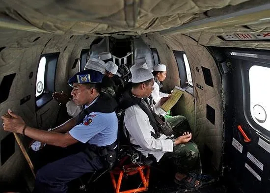 Endonezya uçağının kuyruk kısmı bulundu