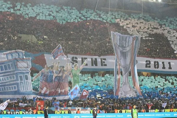 Trabzonsporlu taraftarlardan 2010/2011 sezonuna gönderme yapan koreografi!