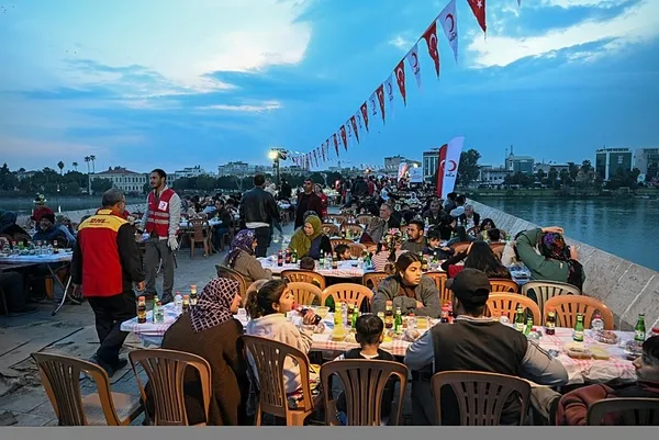 tarihi-taskoprude-kizilaydan-iftar-3-bin-kisi-iftarda-bulustu-1773473317247.jpg