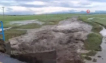 Kars'ta sel alarmı: Şiddetli yağış köy yolunu ulaşıma kapattı #kars