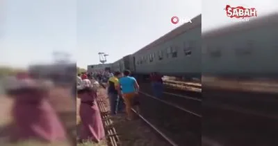 Mısır’da yolcu treni raydan çıktı | Video