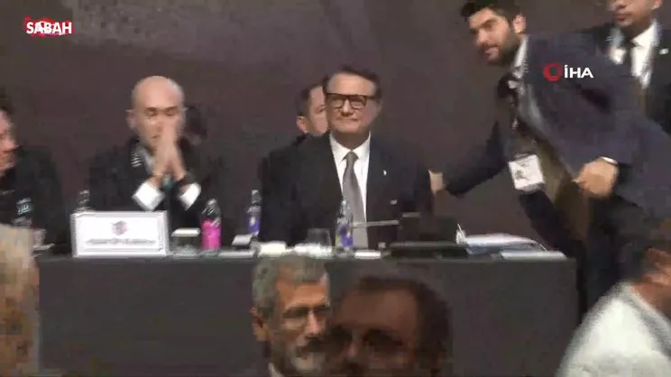 Beşiktaş kongresinde kavga çıktı, sandalyeler havada uçuştu | Video