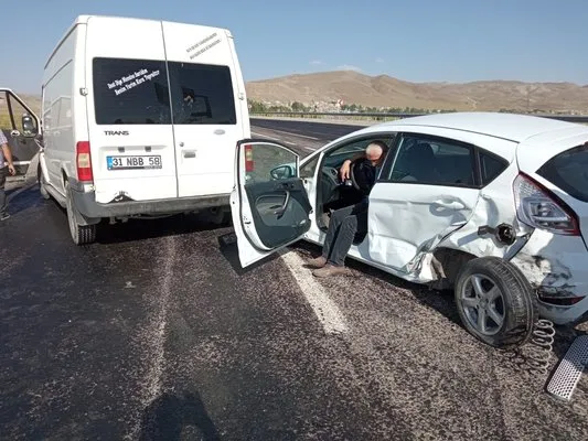 Otomobille minibüs çarpıştı: 2 yaralı