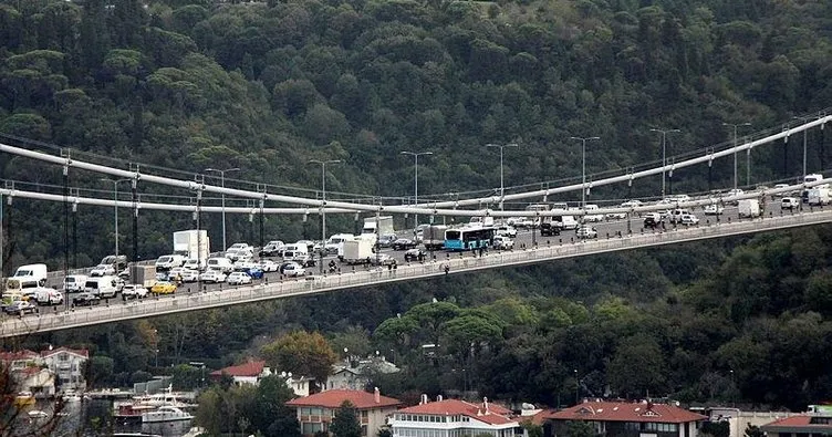 Fatih Sultan Mehmet Köprüsü’nde intihar girişimi trafiği kilitledi