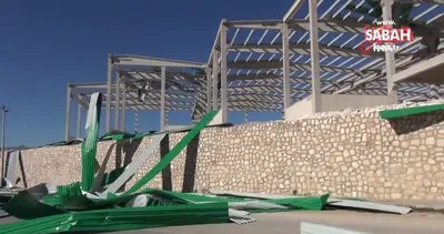 Mersin’de şiddetli rüzgar fabrika inşaatı çatısını uçurdu | Video