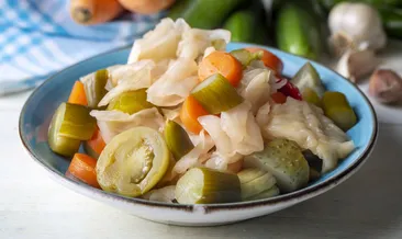 Turşu kurarken herkes bunu tartışıyor! Limon mu sirke mi? İşte cevabı